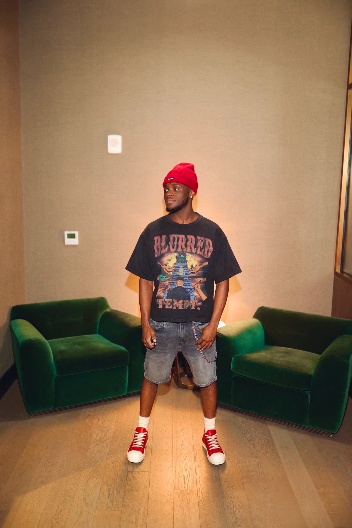 BLACK "UNCONQUERABLE" TEE